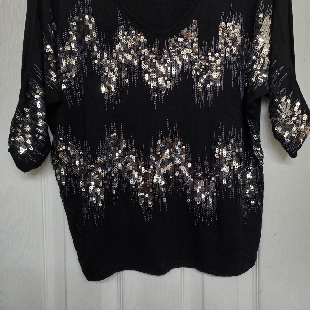Black 3/4 sleeve shirt with silver detail - Picture 2 of 4